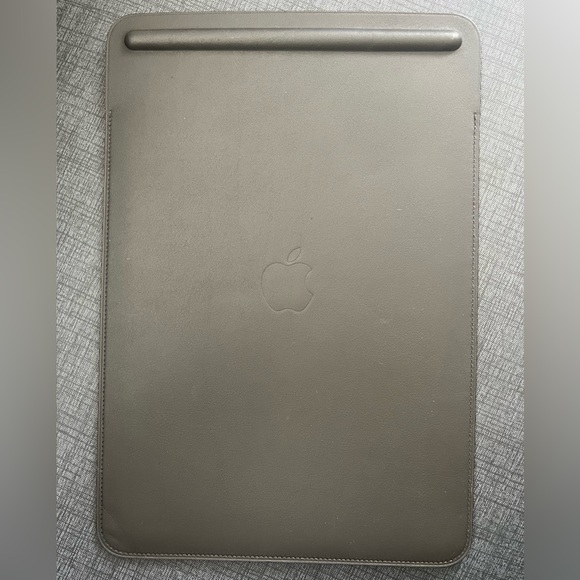 Apple leather sleeve for iPad 10.5 Pro. - Picture 2 of 4
